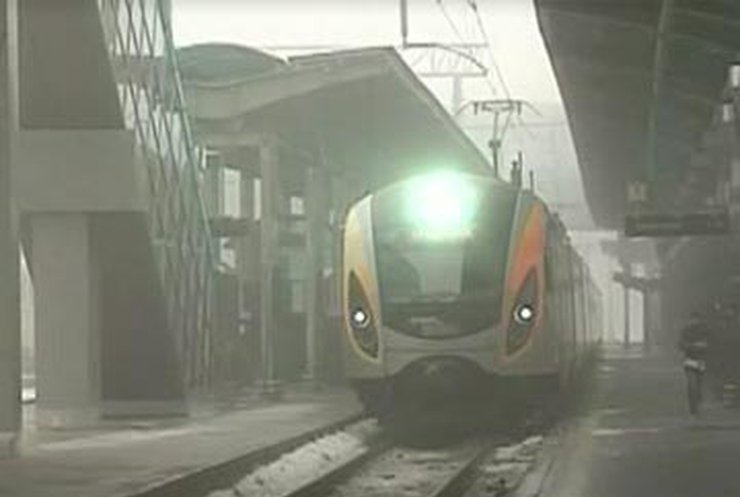 Поезд "Хюндай" насмерть сбил железнодорожника