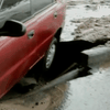 В Киеве автомобиль провалился в яму с кипятком
