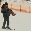 На Буковине устроили соревнования по лыжному спуску с девушками на руках