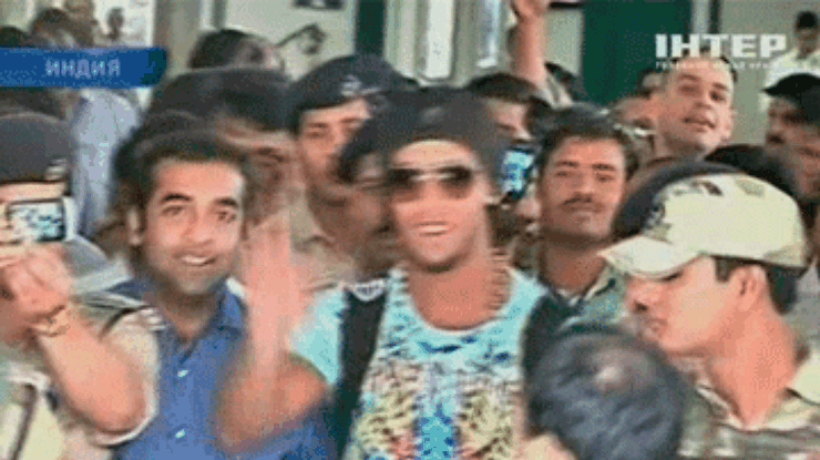 Индийские болельщики танцами встретили Роналдиньо в аэропорту