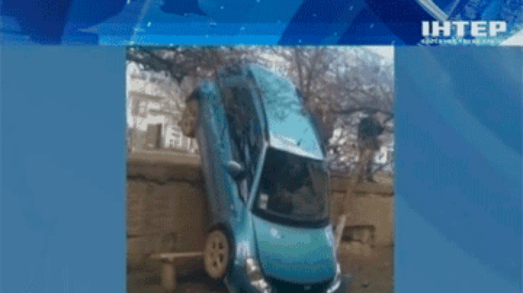 В Севастополе женщина за рулем показала чудеса парковки
