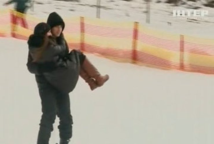 На Буковине устроили соревнования по лыжному спуску с девушками на руках
