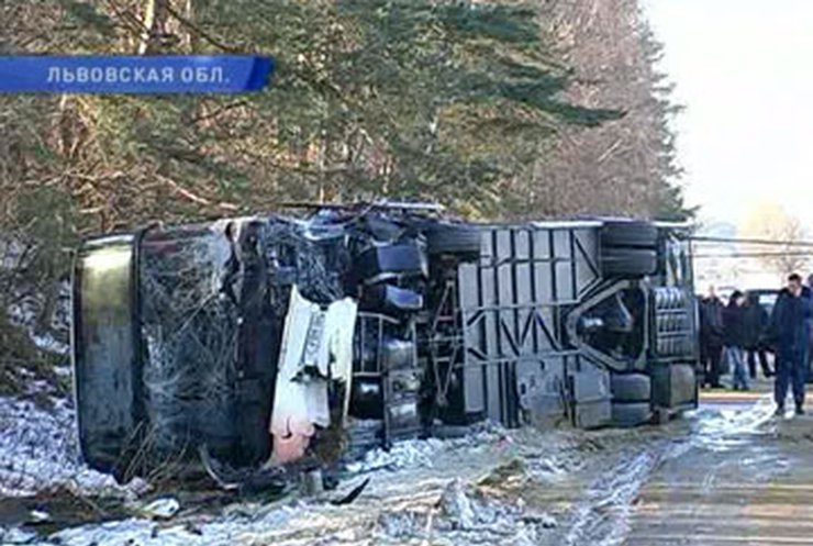 На Львовщине столкнулись автобус и легковушка: Погибли два человека