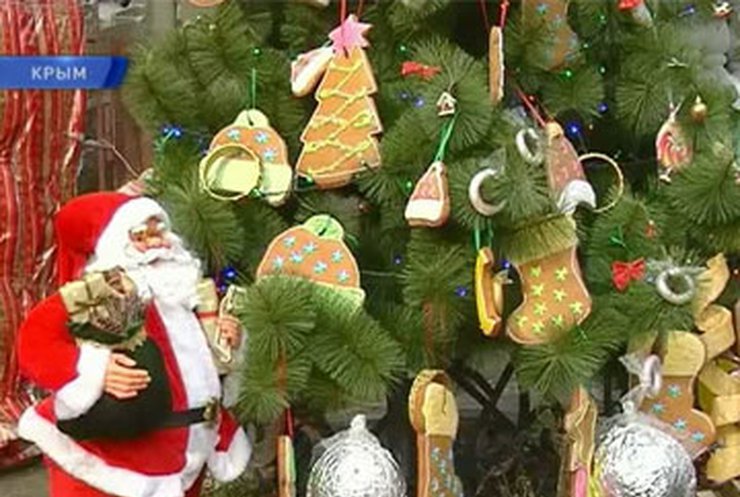 В Крыму новогодние елки украшали бокалами для шампанского и сладостями