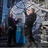 Жители Нью-Йорка традиционно загадывают новогодние желания на Таймс-сквер