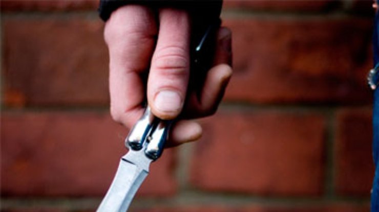 На Николаевщине неизвестный напал с ножом на 15-летнюю девочку