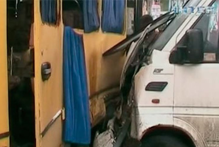 В Запорожье столкнулись два микроавтобуса: Пострадали 9 человек