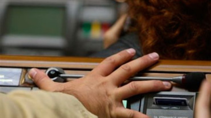 Депутатов от ПР поймали на "кнопкодавстве" (видео)