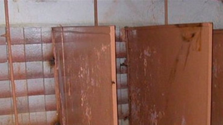 Нардепу от оппозиции предложили открыть общественную приемную в туалете
