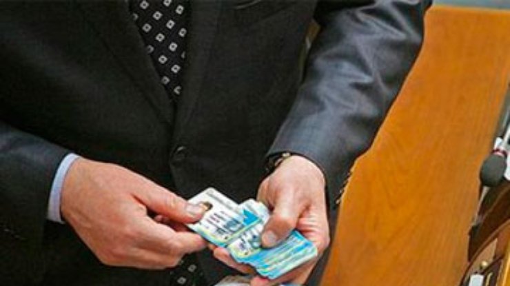 Турчинов: "Регионалы" используют дубликаты карточек отсутствующих депутатов