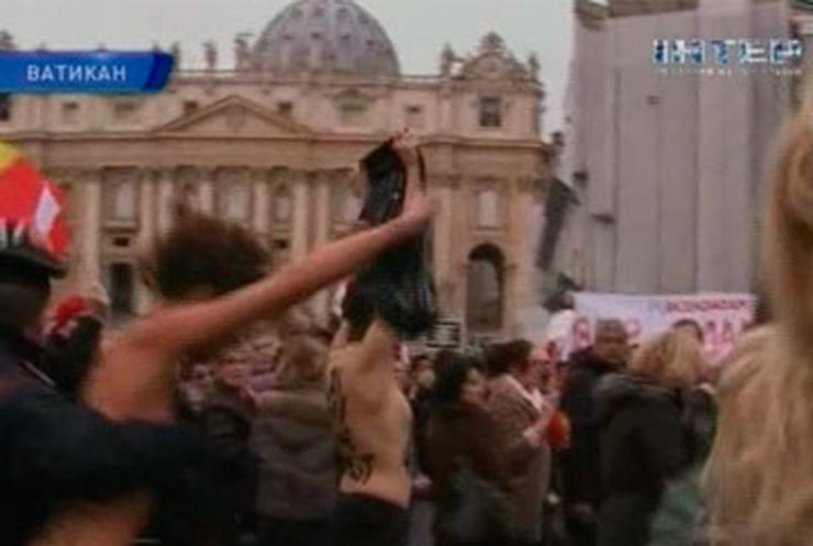Девушки из FEMEN попытались сорвать мессу Папы Римского