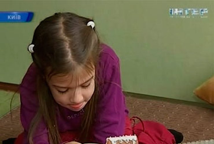 Киевских детей учили строить домики из пряников