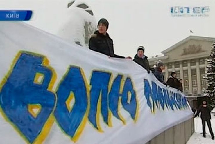 Футбольные фанаты выступили в защиту Павличенко под Апелляционным судом