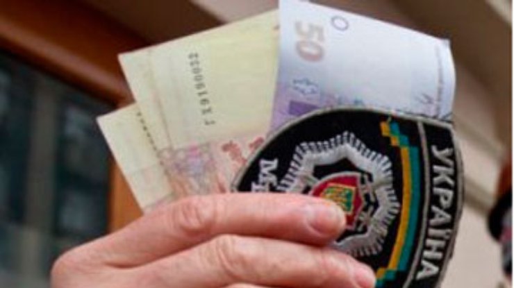 На Львовщине милиционер вымогал 3 тысячи долларов за непривлечение