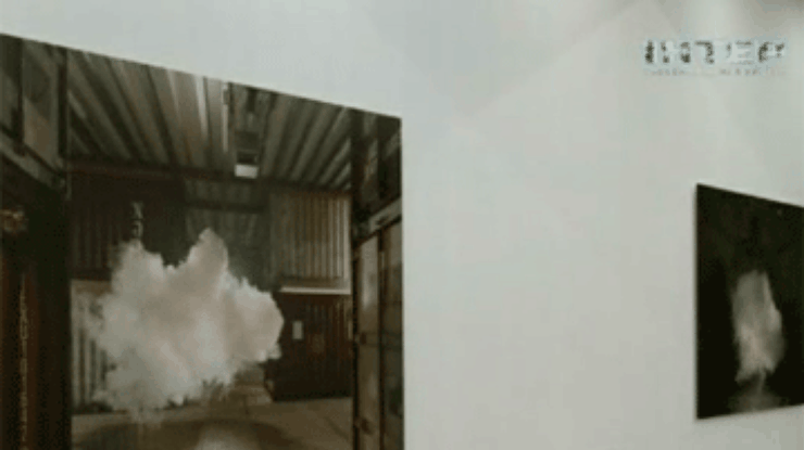 Голландец сфотографировал искусственное облако в своей комнате