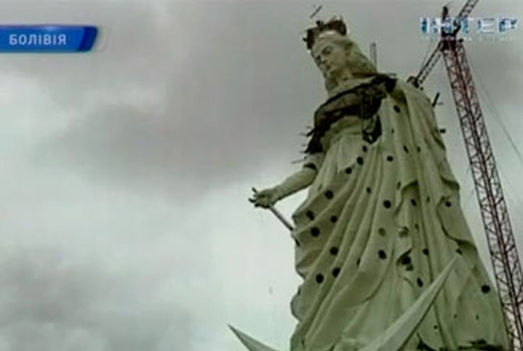 В Боливии поставили 45-метровую статую покровительницы шахтеров