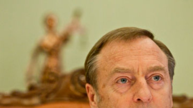 Лавринович не против вооружить украинцев "травматикой"