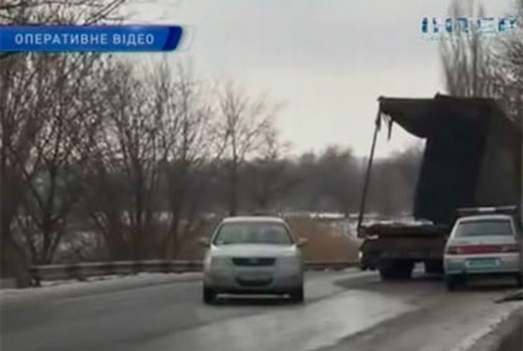 В Мариуполе из грузовика рассыпались металлические трубы