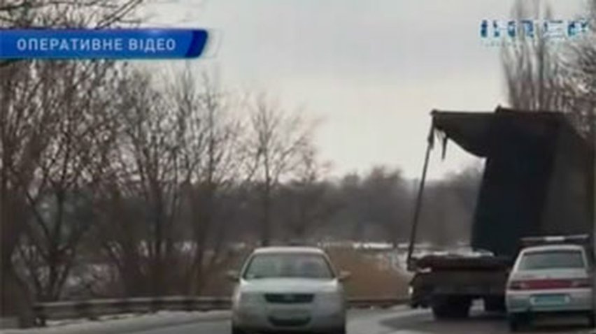 В Мариуполе из грузовика рассыпались металлические трубы