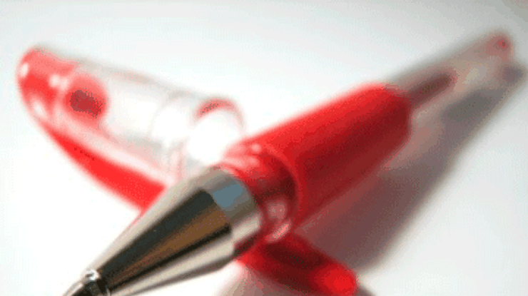 Записи красной ручкой в тетради травмируют детскую психику, - ученые