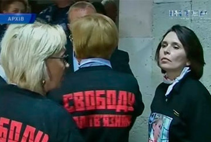 Женщины-депутаты покинули харьковскую больницу, где лечится Тимошенко
