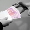 Чиновник РГА вымогал 10 тысяч гривен взятки