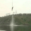 Запорожские экстремалы отметили Крещение прыжками с моста в Днепр