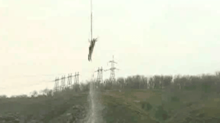 Запорожские экстремалы отметили Крещение прыжками с моста в Днепр