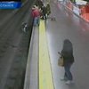 В мадридском метро полицейский спас женщину, упавшую на рельсы