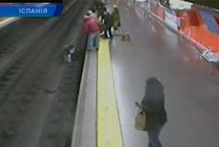 В мадридском метро полицейский спас женщину, упавшую на рельсы