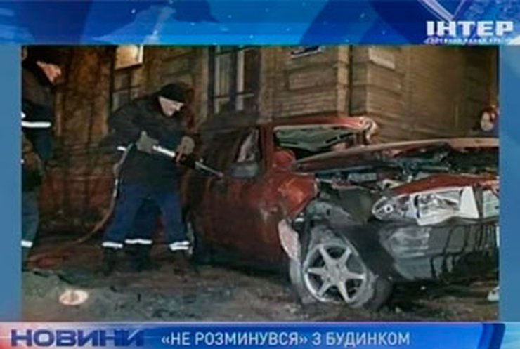 В Мариуполе автомобиль разбился о дом