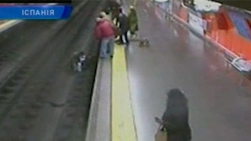 В мадридском метро полицейский спас женщину, упавшую на рельсы