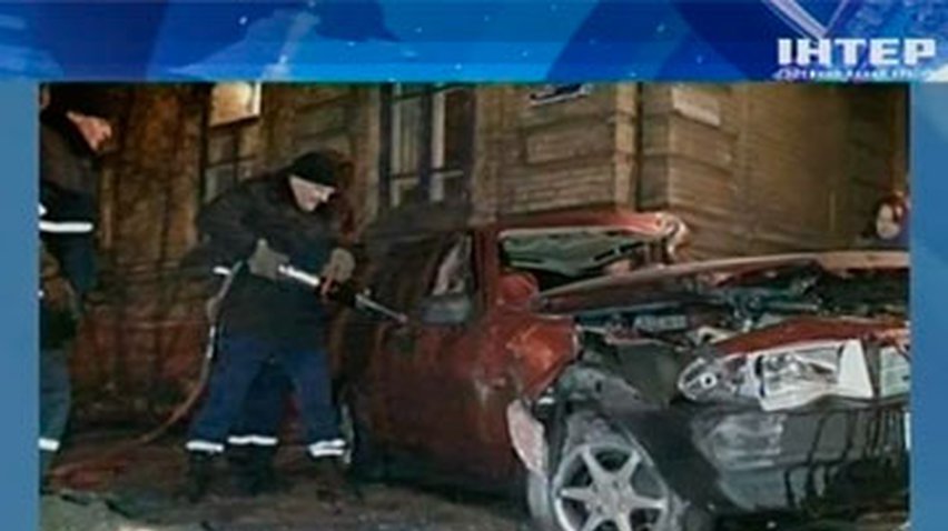 В Мариуполе автомобиль разбился о дом