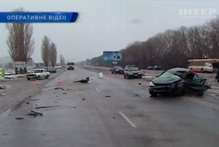 Из-за гололеда на въезде в Харьков столкнулись 8 автомобилей