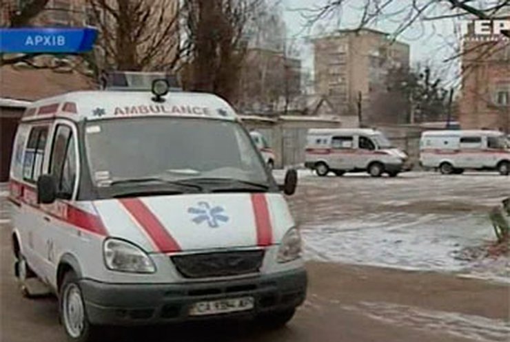 Азаров предлагает наказывать водителей, задерживающих "скорую" и МЧС