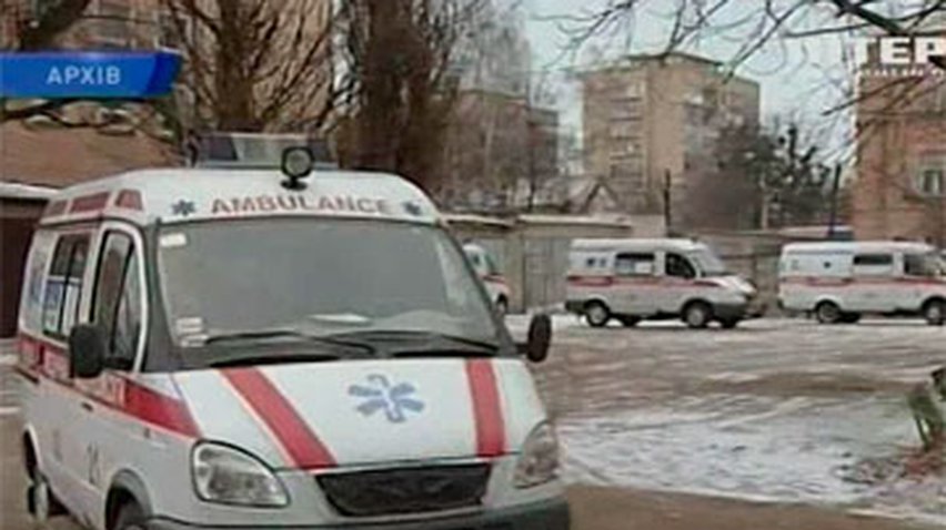 Азаров предлагает наказывать водителей, задерживающих "скорую" и МЧС
