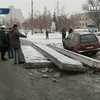 В Киеве бетонные плиты, упавшие с грузовика, придавили "Форд"