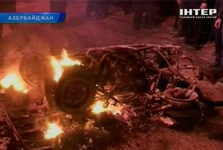 В Азербайджане толпа сожгла отель и машину, требуя отставки губернатора
