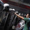 Греческие полицейские разогнали бастующих работников метро
