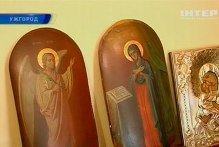 Чопские таможенники передали 33 иконы церкви в Ужгороде