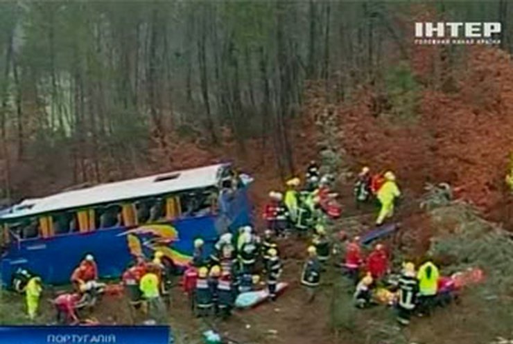 В Португалии пассажирский автобус сорвался в пропасть