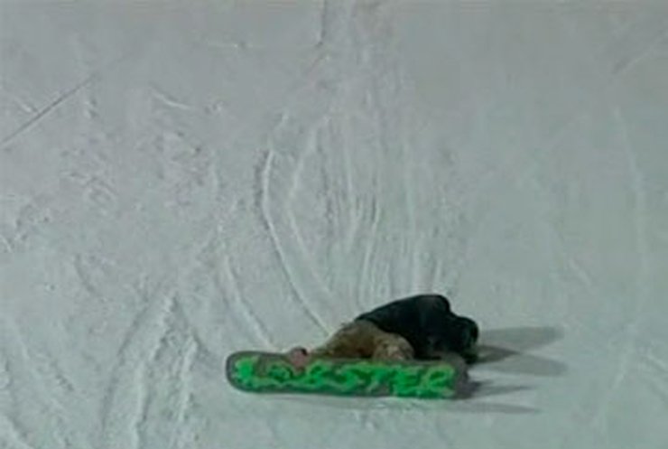 Американский сноубордист травмировался после неудачного прыжка