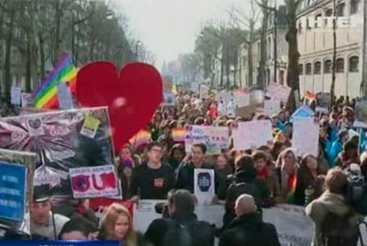 В Париже сторонники однополых браков вышли на акцию протестов