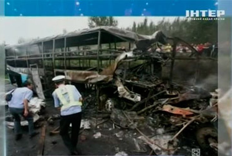 В Китае поезд сбил пассажирский автобус