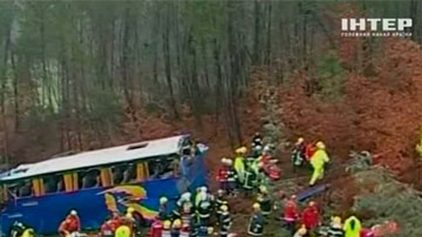 В Португалии пассажирский автобус сорвался в пропасть