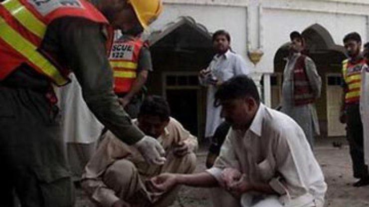 В Пакистане взорвали мечеть, где молились верующие: 12 погибших