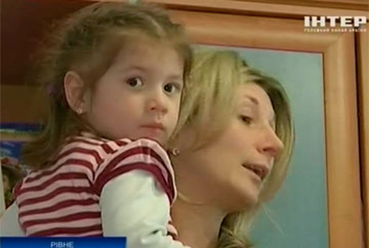 Двухлетняя Лиза Мулярчук нуждается в помощи, чтобы избавиться от опухолей
