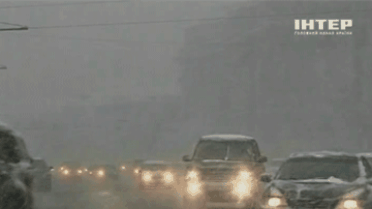 Москву продолжает засыпать снегом
