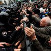 DW: У украинцев незаметно отбирают право на протест