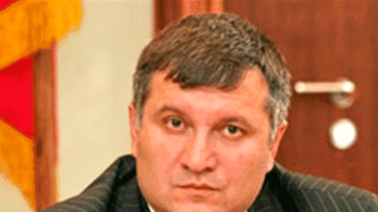 Аваков: Янукович встал на путь асфальтоукладчика